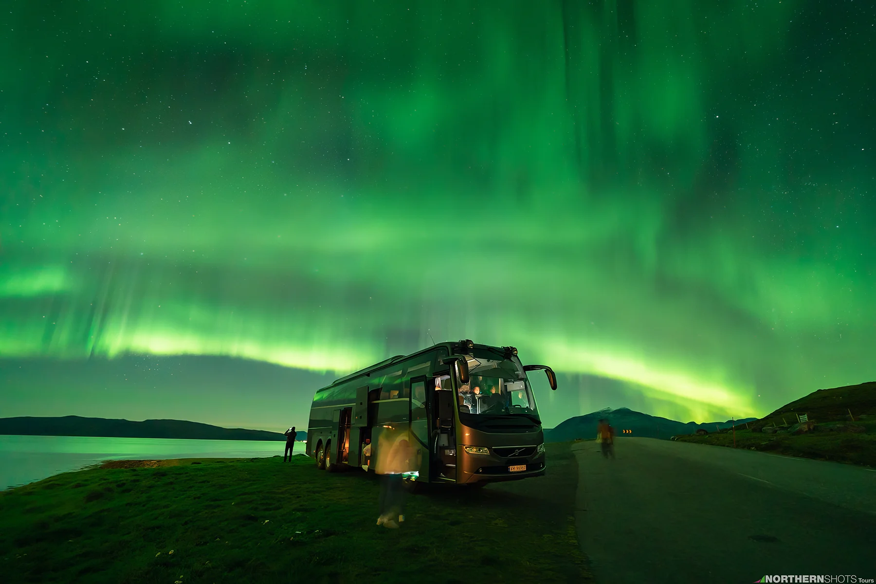 The best northern lights tours in Tromso, big bus, cheapest tour